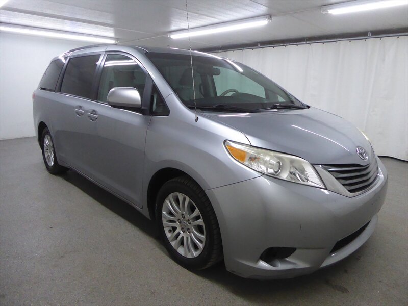 Used 2013 Toyota Sienna XLE image 1