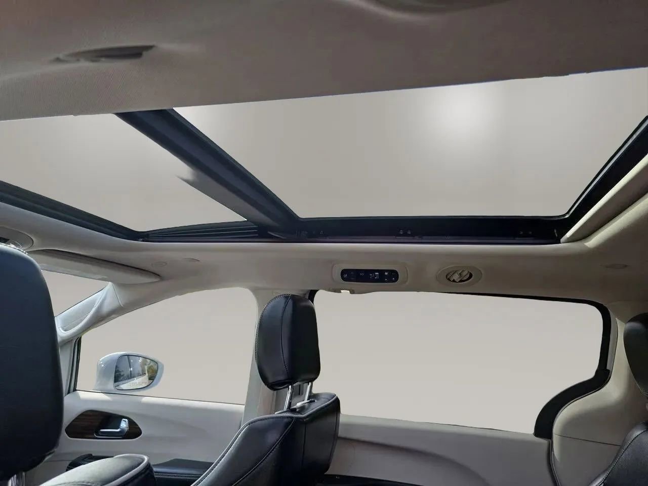 Used 2022 Chrysler Pacifica Limited FWD image 23