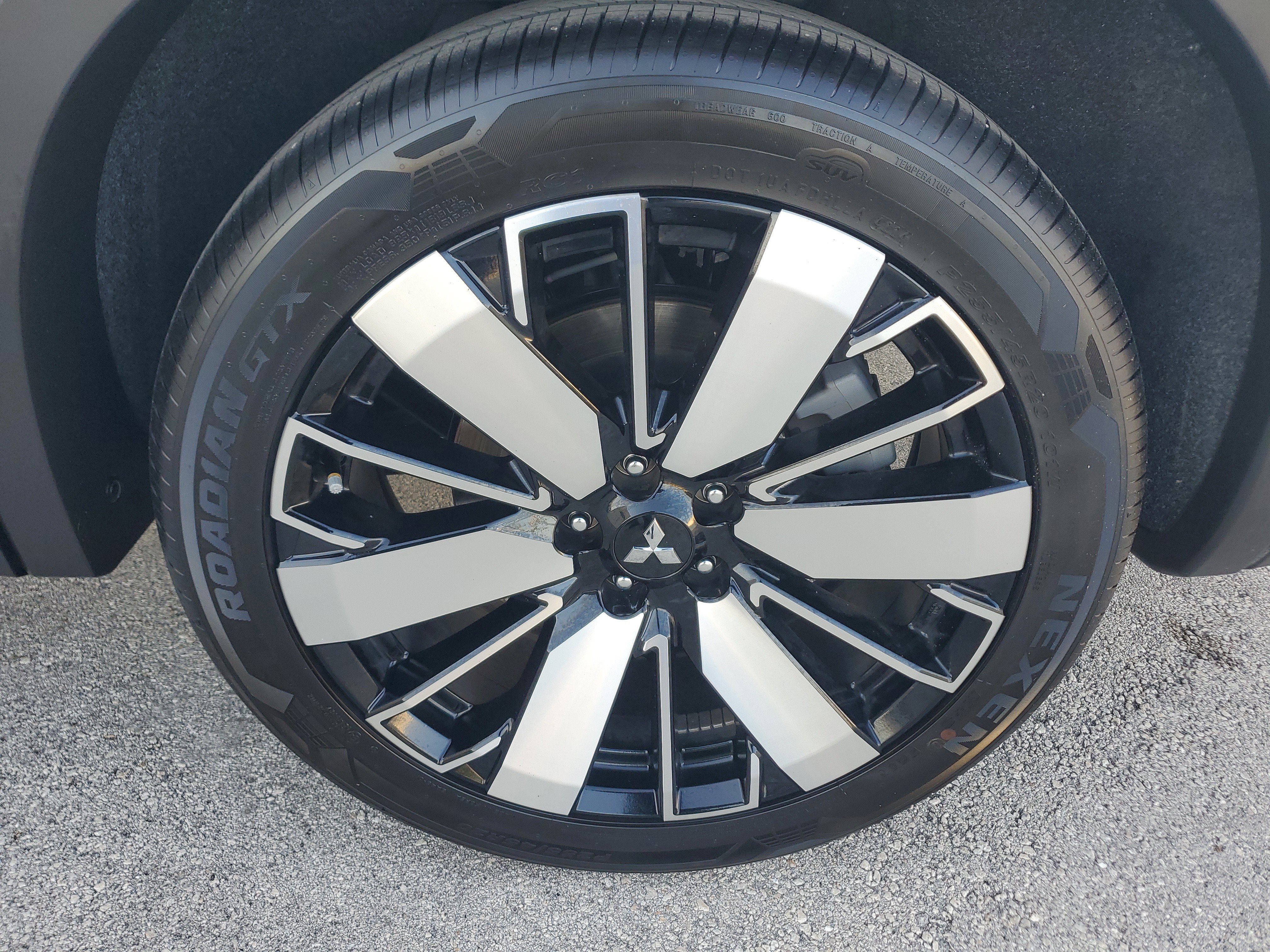 Used 2025 Mitsubishi Outlander SE image 31