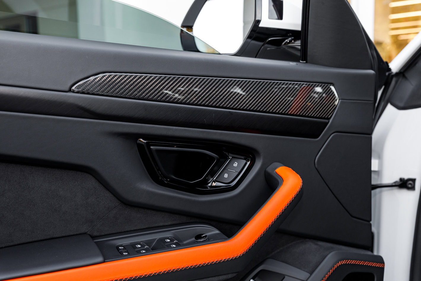 Used 2025 Lamborghini Urus SE image 35