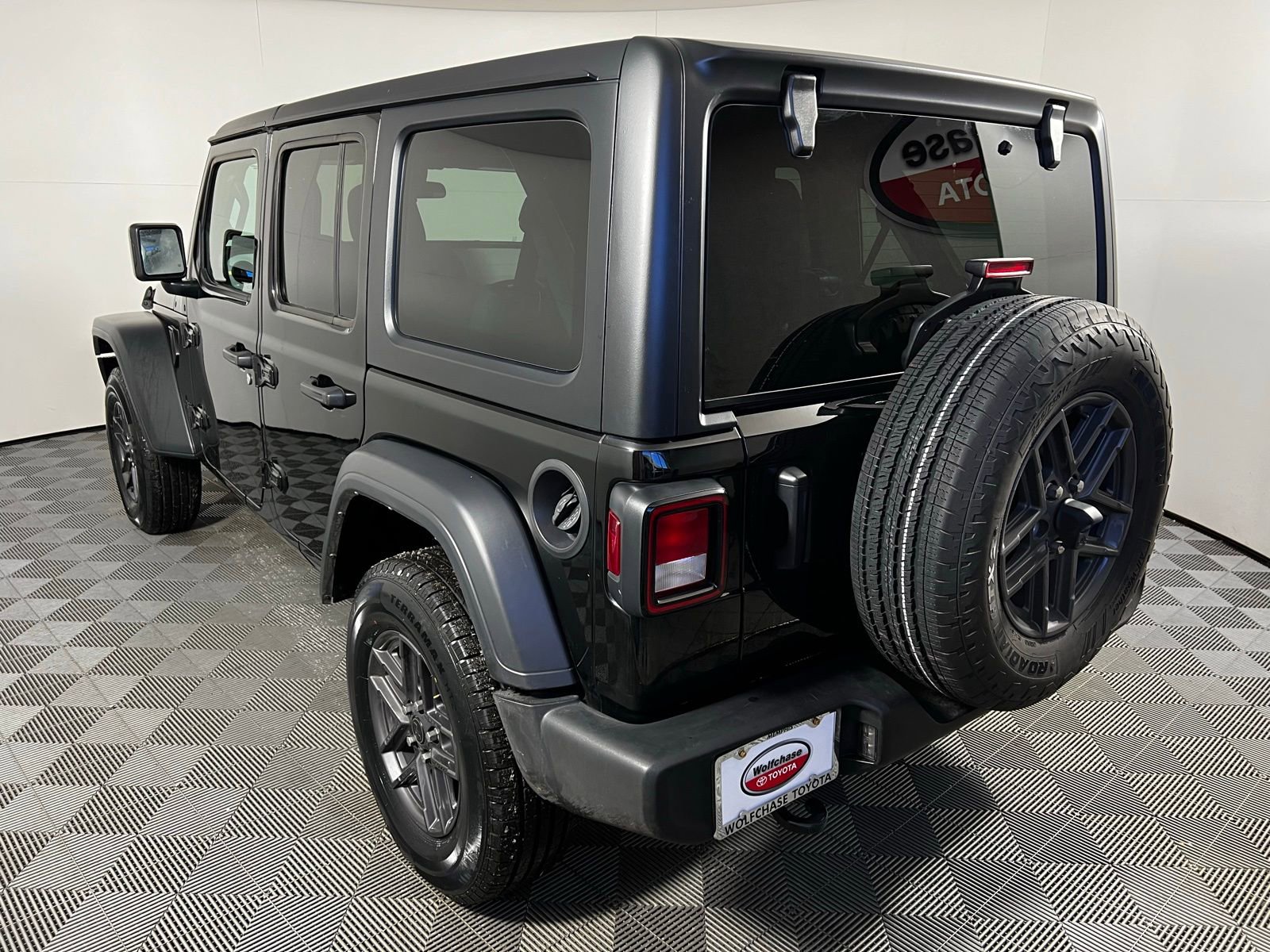 Used 2024 Jeep Wrangler Sport S image 7