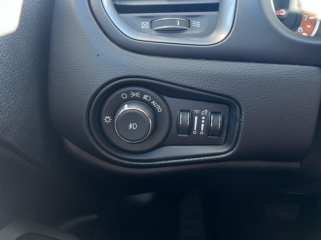 Used 2023 Jeep Renegade Latitude w/ Premium Group image 20