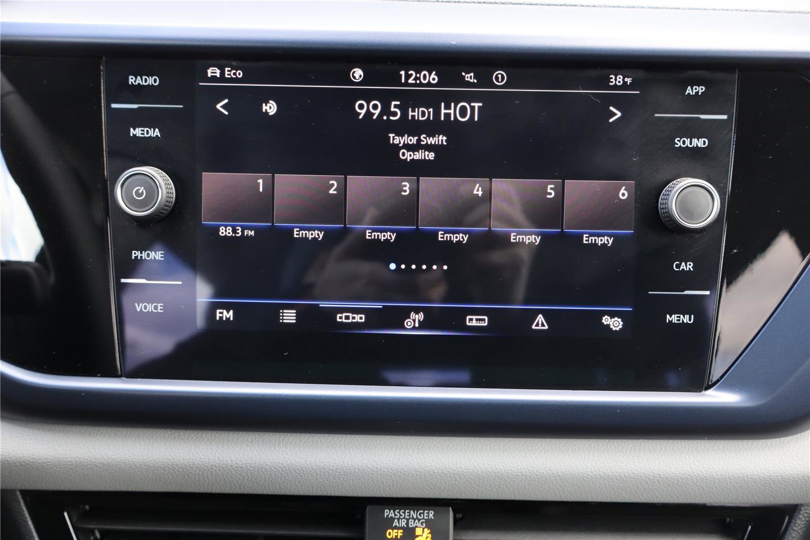 Certified 2023 Volkswagen Taos SE image 20