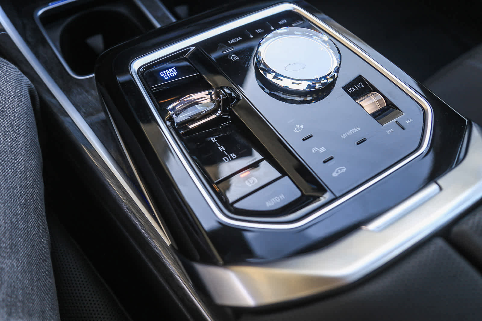 Used 2025 BMW i7 xDrive60 w/ Premium Package image 16