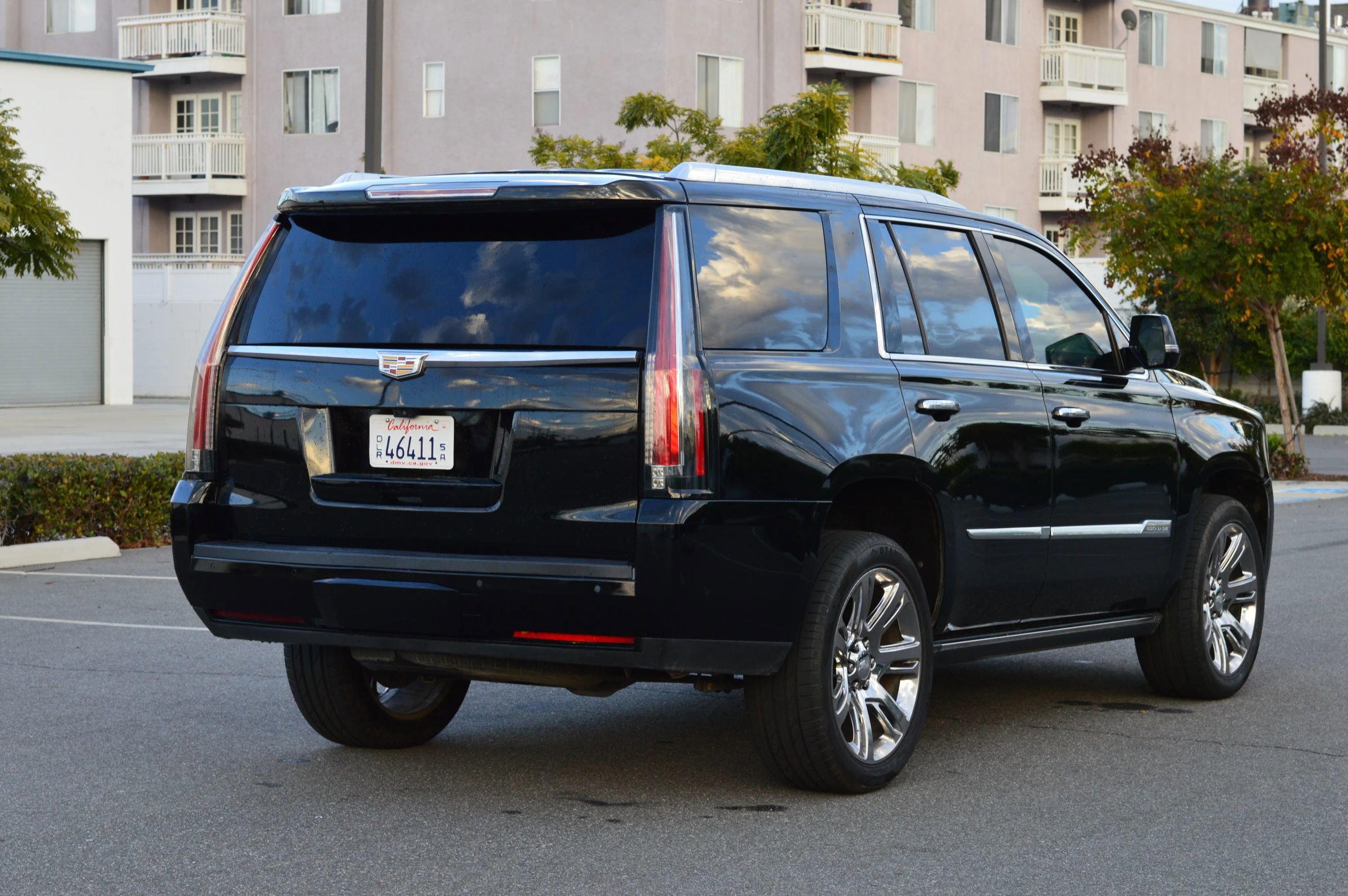 Used 2017 Cadillac Escalade Premium Luxury image 7