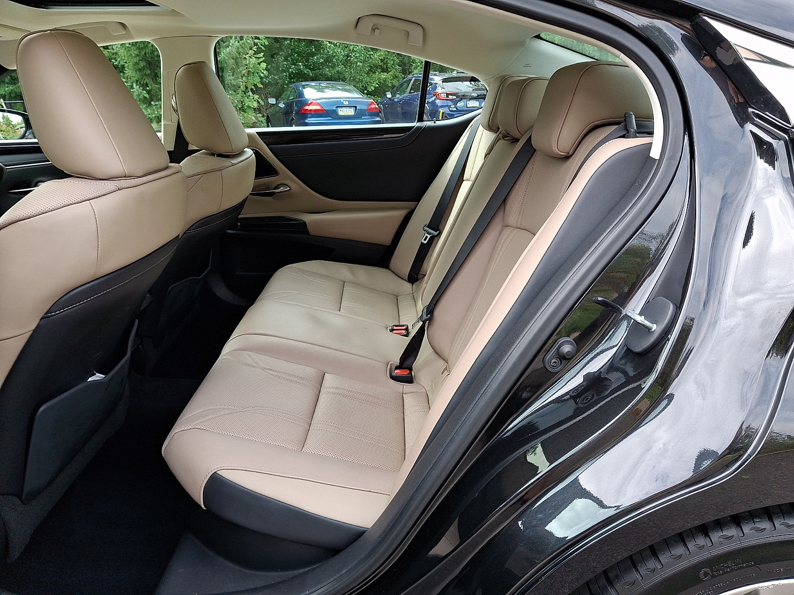 Certified 2021 Lexus ES 300h w/ Accessory Package FWD image 10
