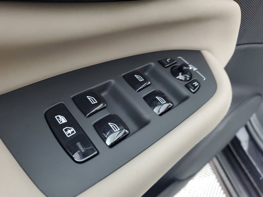 Certified 2025 Volvo XC90 B6 Plus image 22