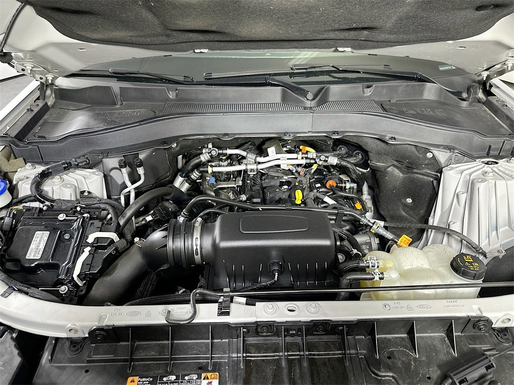 Used 2022 Ford Explorer XLT w/ Equipment Group 202A image 9