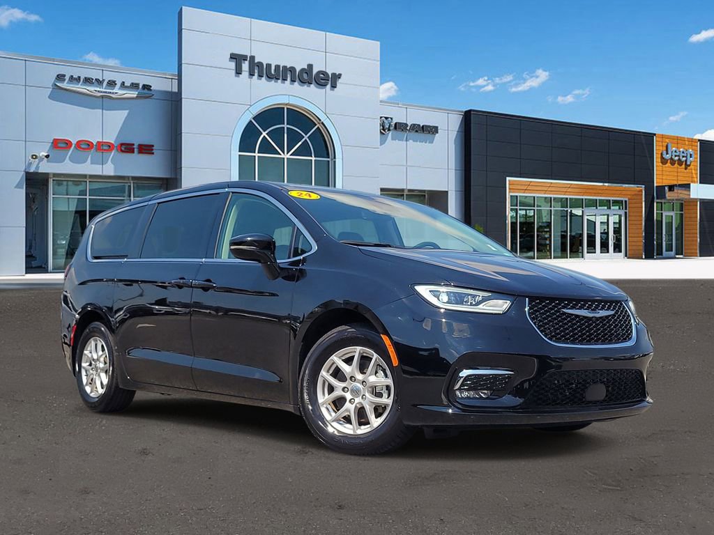 Used 2024 Chrysler Pacifica Touring-L FWD image 1