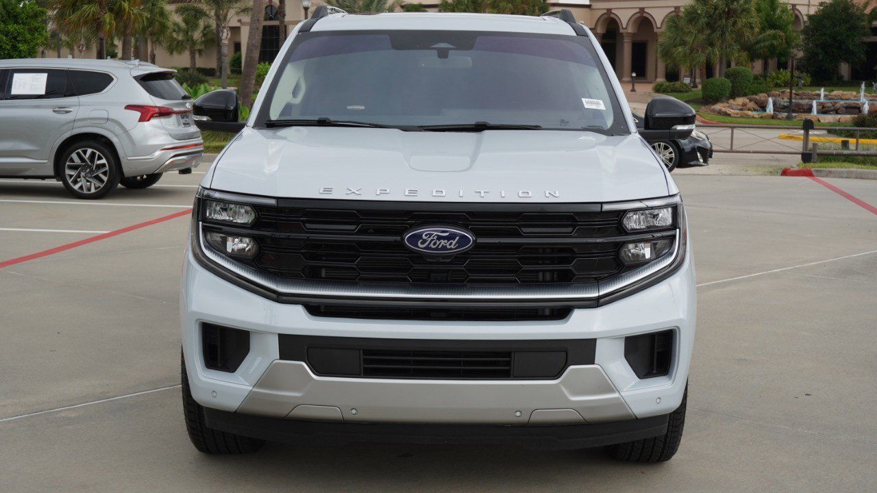 Used 2025 Ford Expedition Platinum w/ Driver's Package AWD/4WD image 2