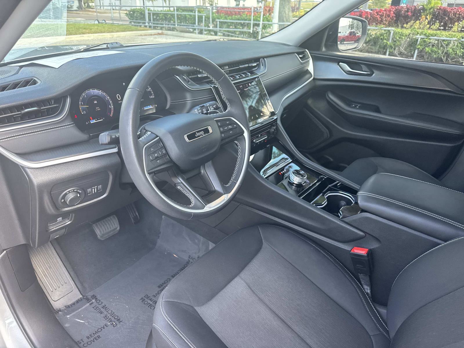 Used 2023 Jeep Grand Cherokee Laredo image 32