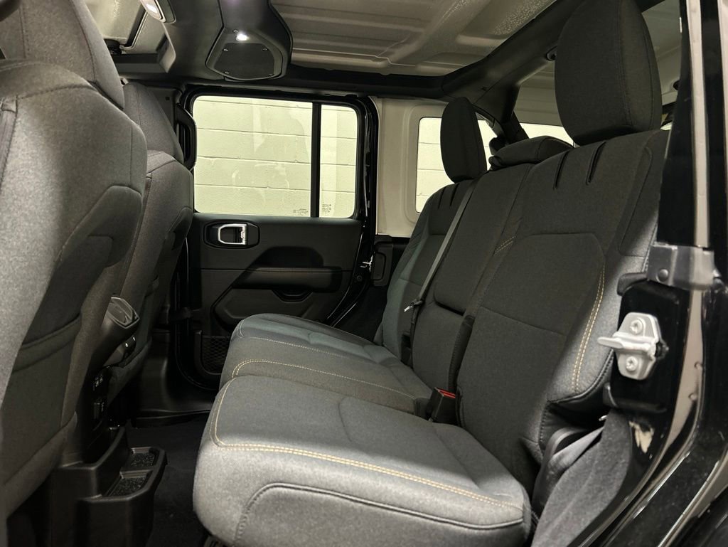 Used 2025 Jeep Wrangler Unlimited Sahara AWD/4WD image 11