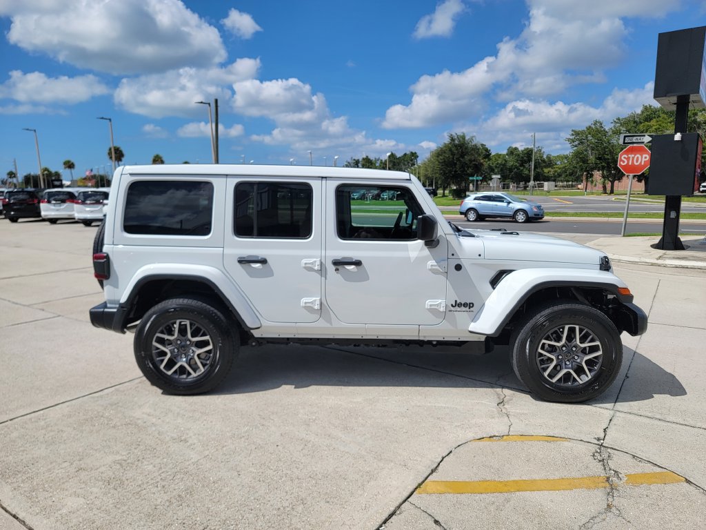 Used 2026 Jeep Wrangler Unlimited Sahara AWD/4WD image 6