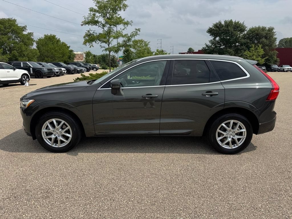 Used 2021 Volvo XC60 T5 Momentum w/ Premium Package FWD image 2