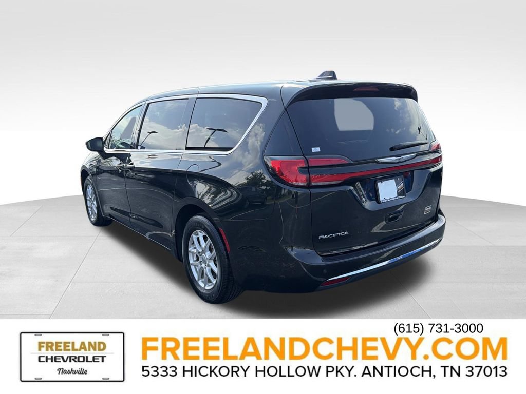 Used 2023 Chrysler Pacifica Touring-L FWD image 5