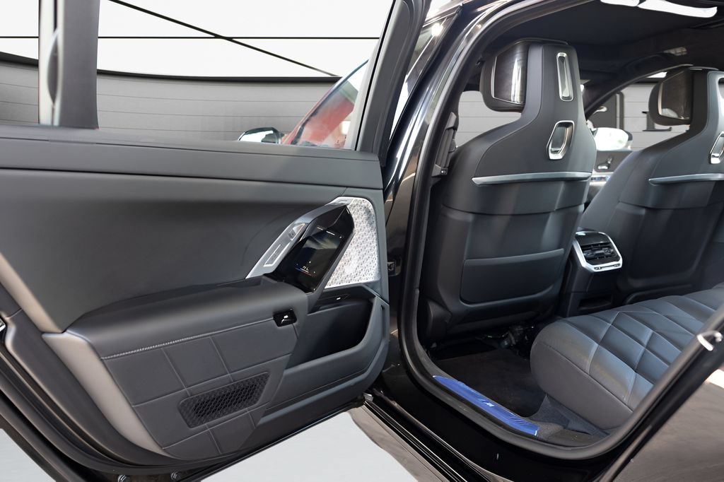 Used 2024 BMW i7 M70 AWD/4WD image 46
