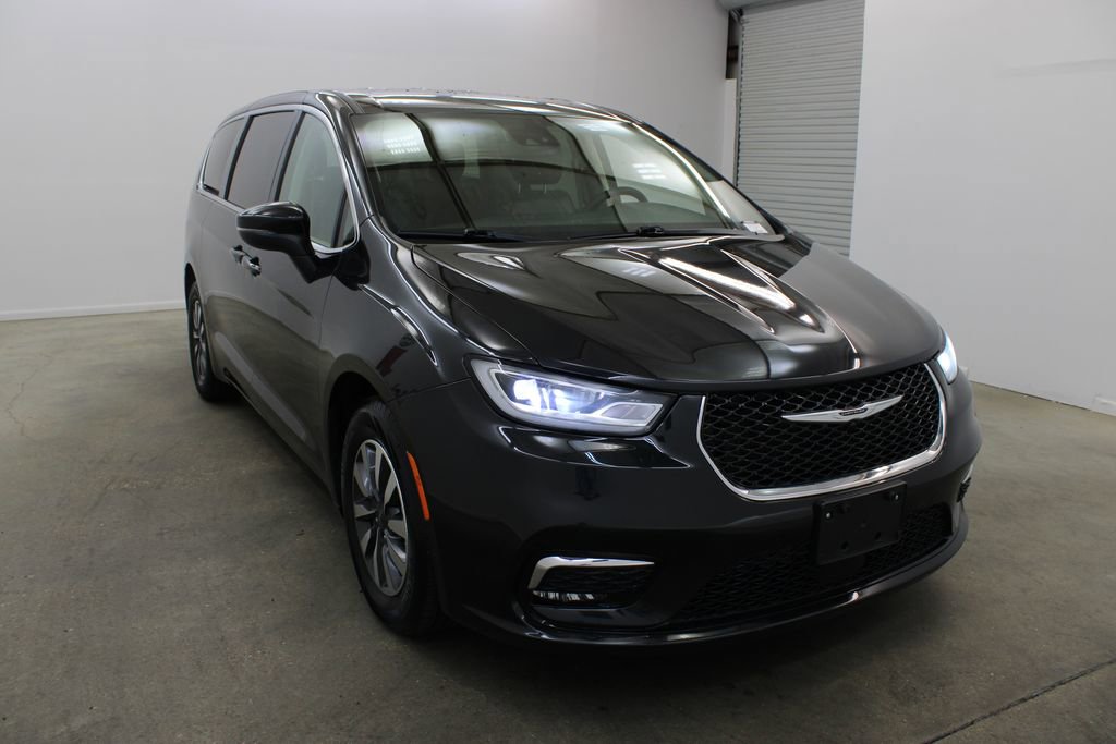 Used 2023 Chrysler Pacifica Touring-L FWD image 6