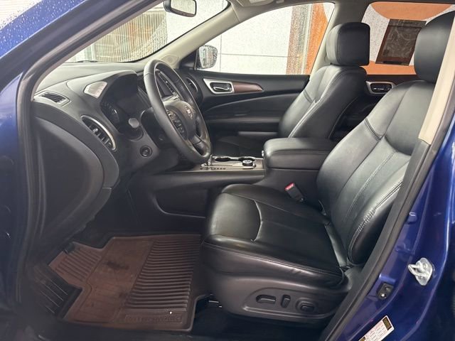 Used 2017 Nissan Pathfinder Platinum w/ Family Entertainment Package image 13