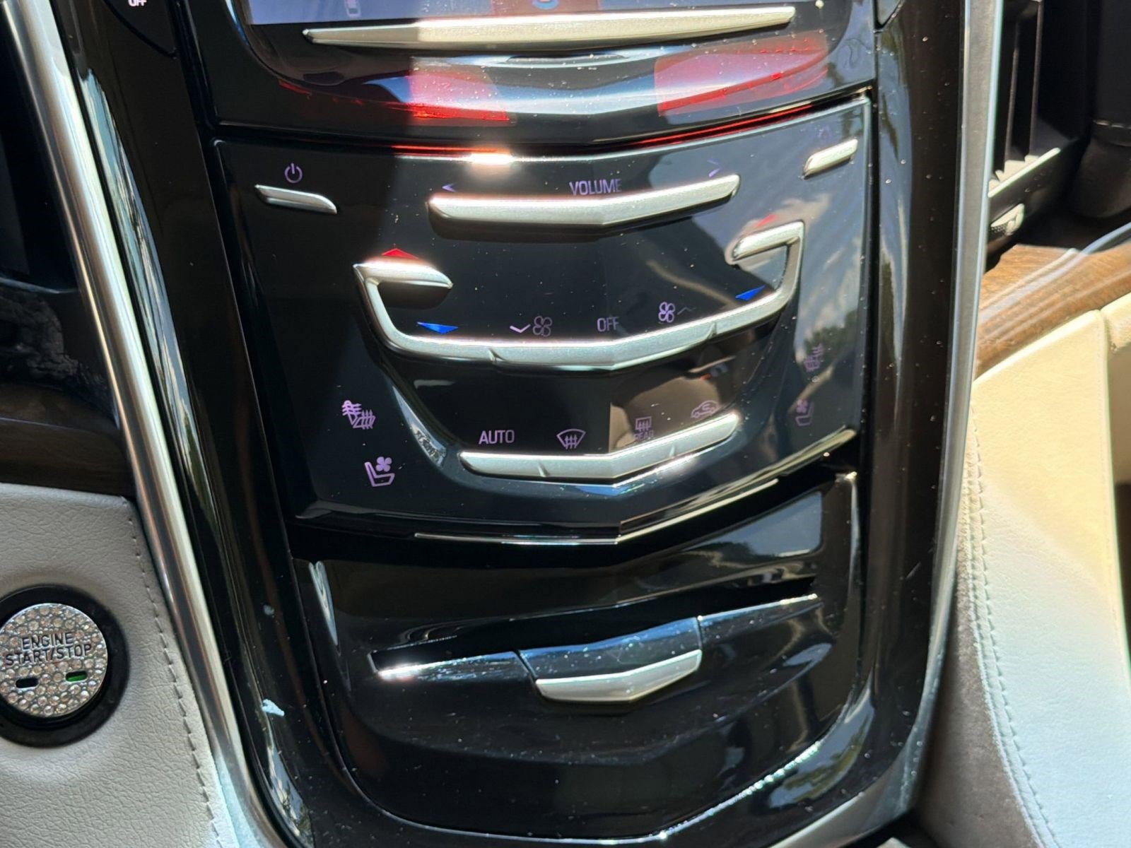 Used 2019 Cadillac Escalade ESV Luxury RWD image 16