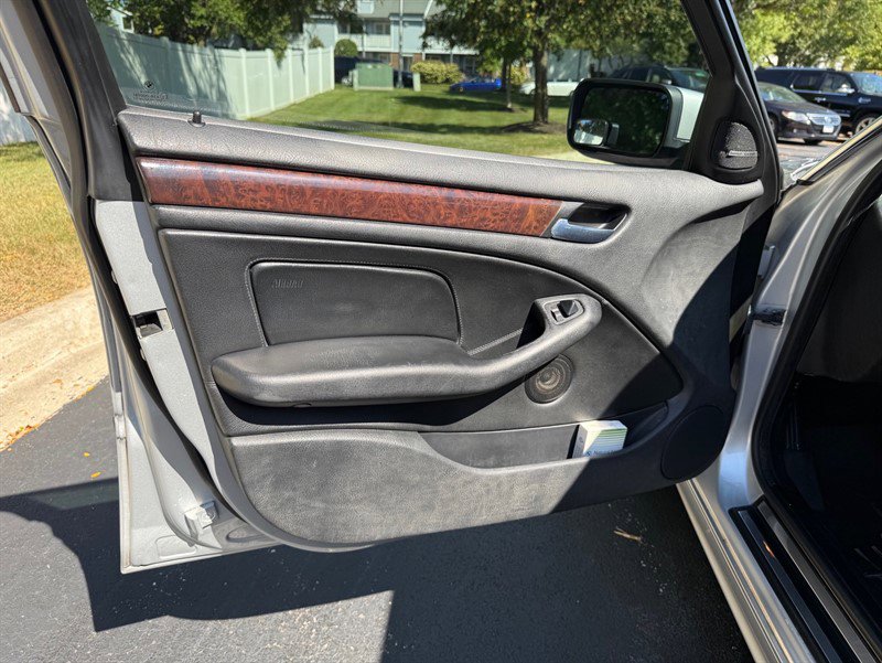 Used 2003 BMW 325i Wagon image 16