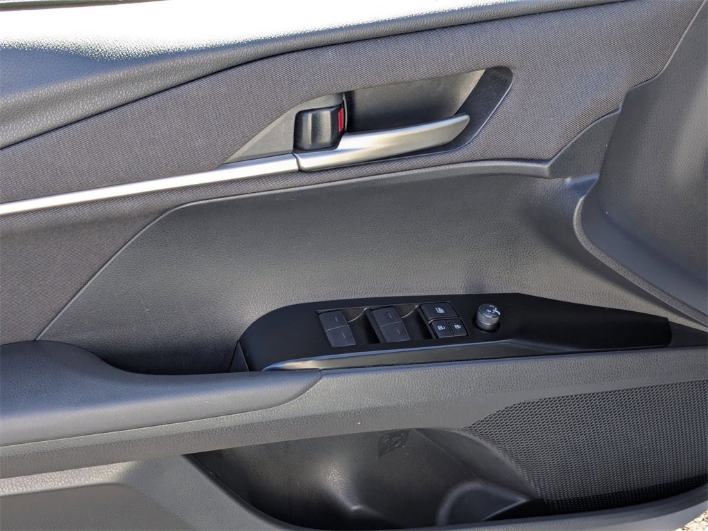 Used 2025 Toyota Camry SE image 14