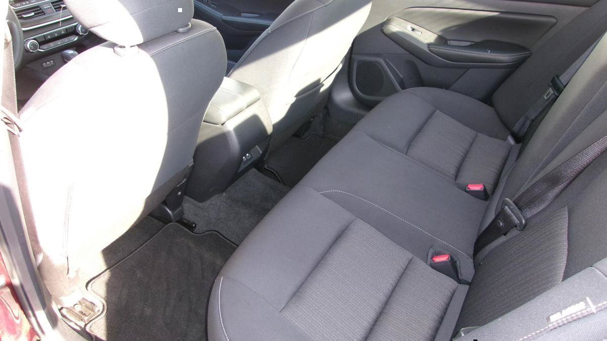 Used 2025 Nissan Altima 2.5 SV FWD image 9