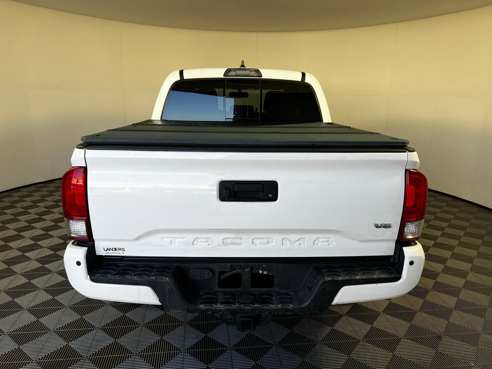 Used 2017 Toyota Tacoma TRD Off-Road image 6