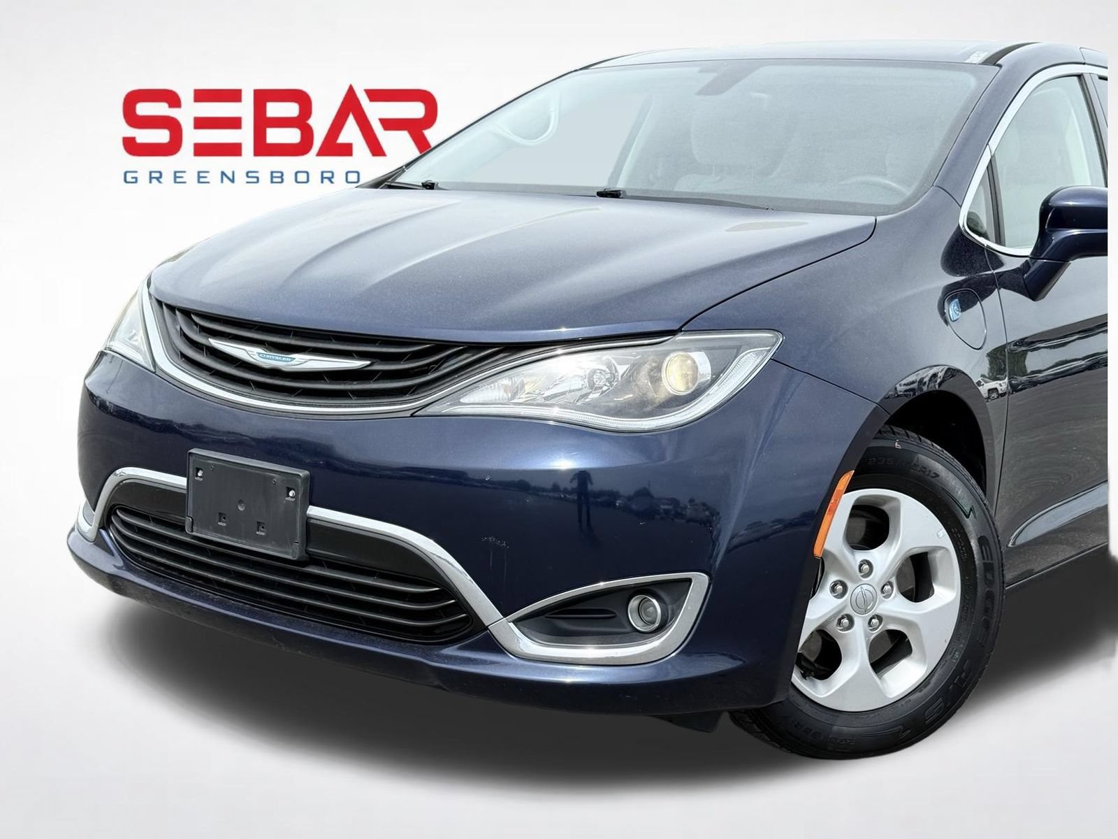 Used 2018 Chrysler Pacifica Touring Plus FWD image 3