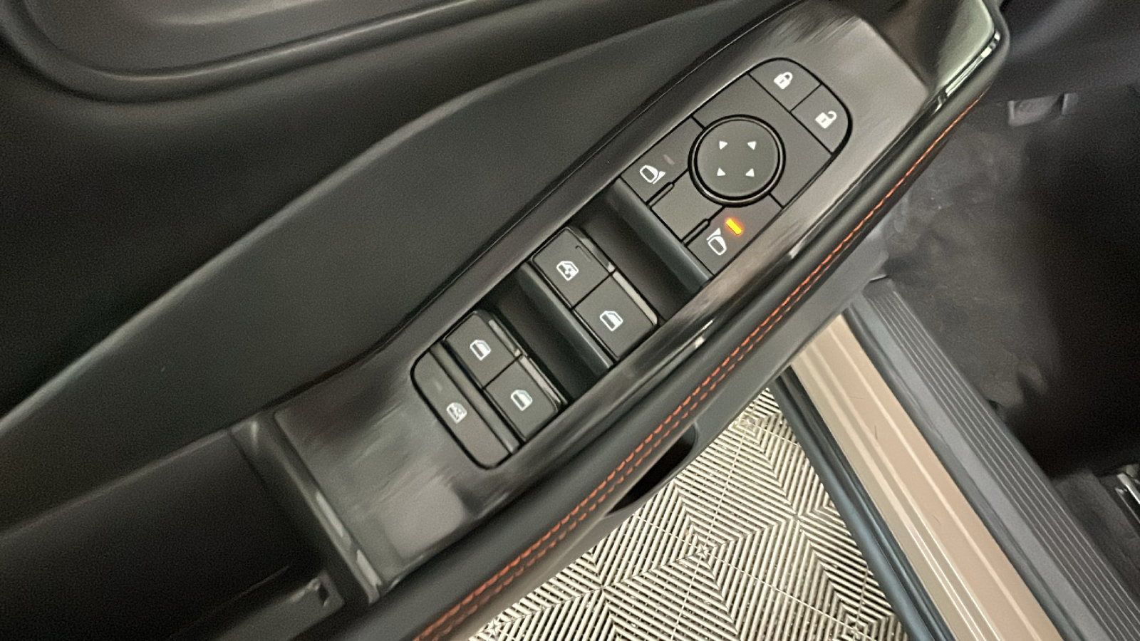 Used 2025 Nissan Rogue SV AWD/4WD image 13
