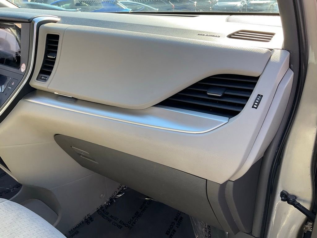 Used 2015 Toyota Sienna LE image 63
