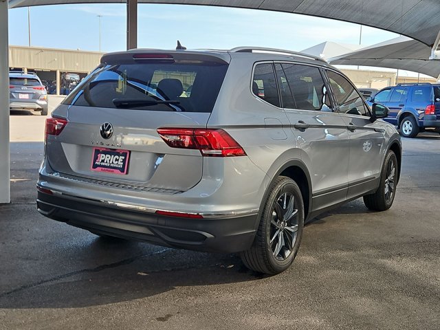 Used 2023 Volkswagen Tiguan SE w/ Panoramic Sunroof Package FWD image 5