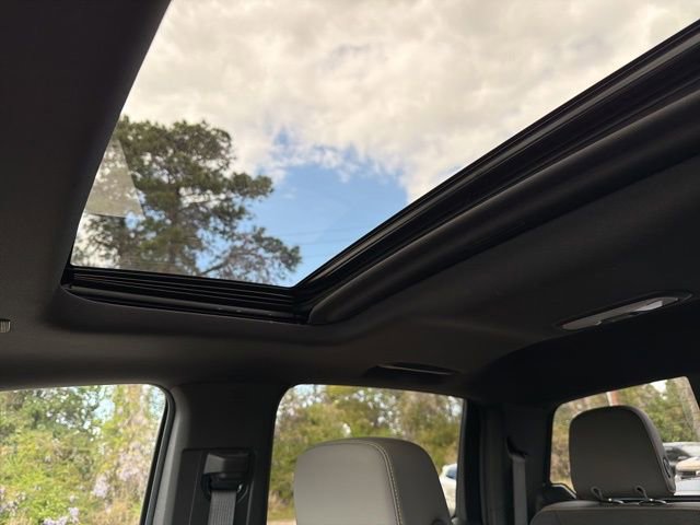 Used 2024 Chevrolet Colorado ZR2 w/ Technology Package AWD/4WD image 32