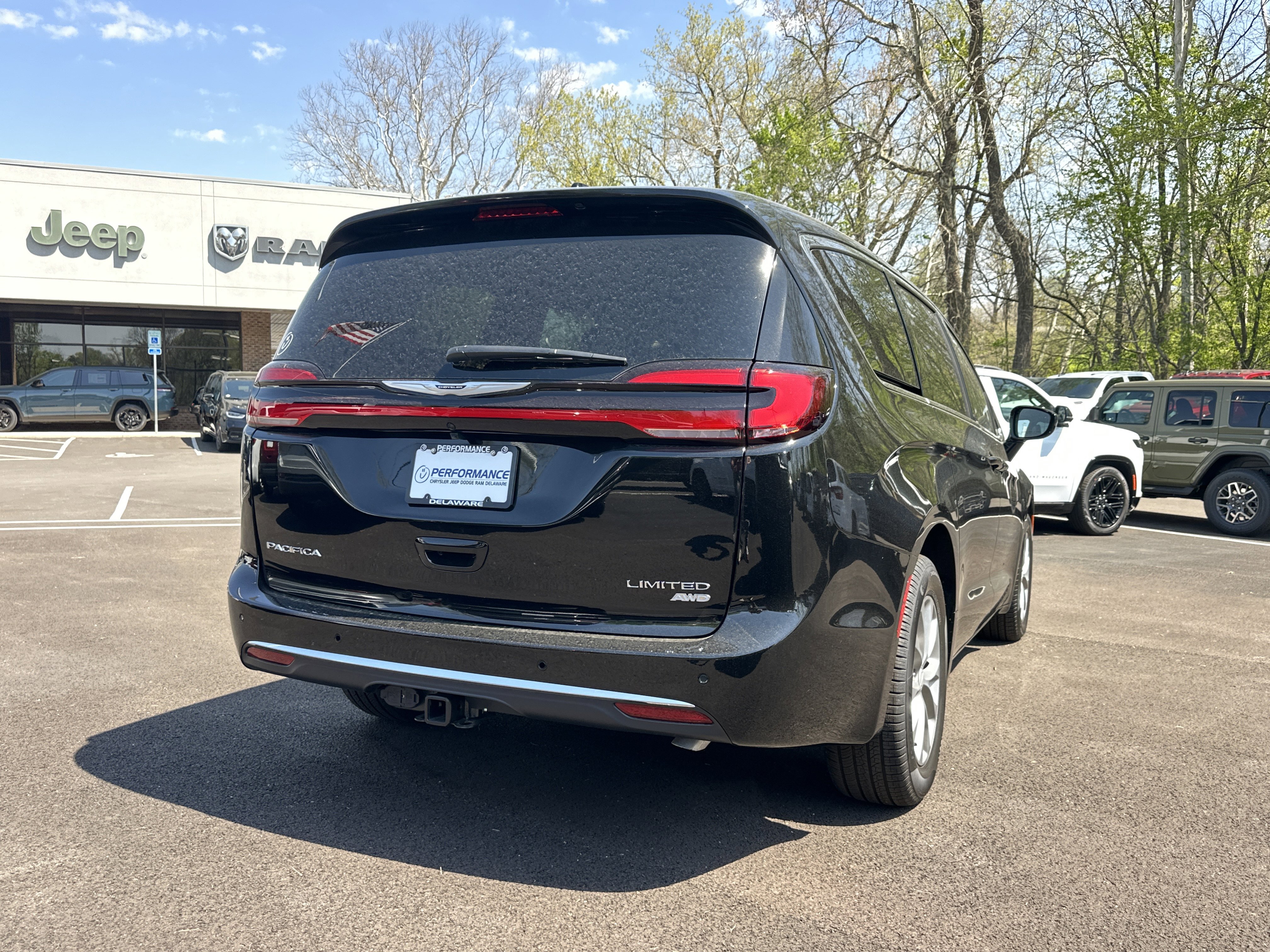 New 2026 Chrysler Pacifica Limited w/ Trailer Tow Group AWD/4WD image 16