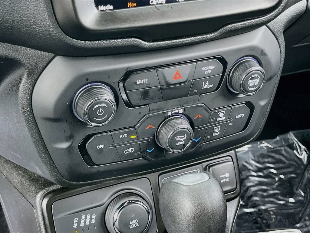Used 2023 Jeep Renegade Latitude w/ Premium Group AWD/4WD image 16