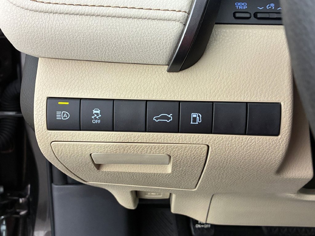 Used 2018 Toyota Camry LE FWD image 17