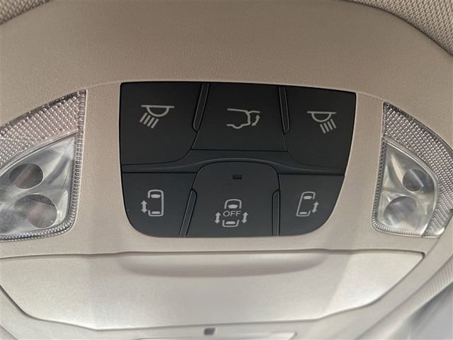 Used 2021 Chrysler Pacifica Touring image 18