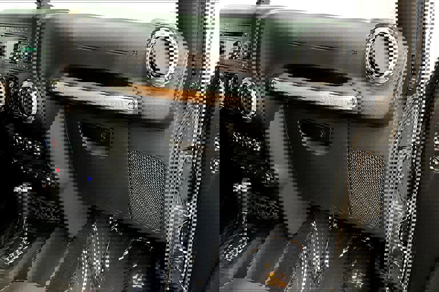 Used 2017 Jeep Wrangler Unlimited Rubicon w/ Connectivity Group image 19