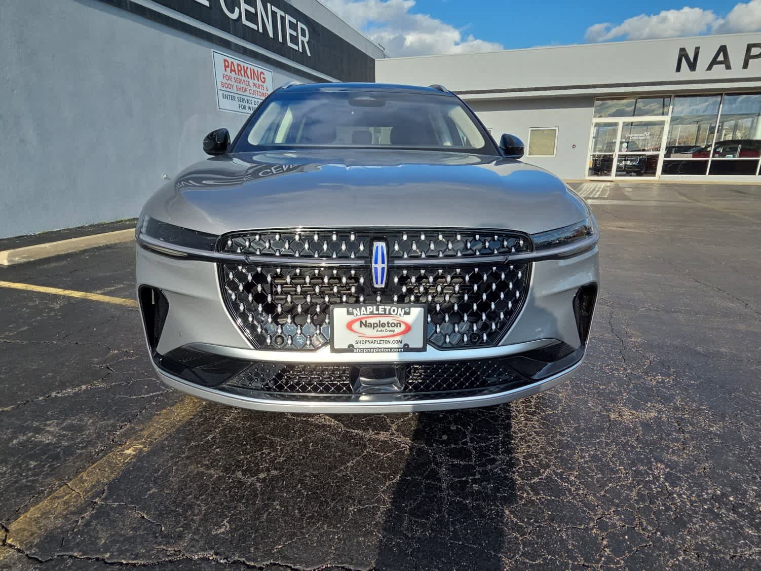 Used 2024 Lincoln Nautilus Reserve w/ Equipment Group 203A AWD/4WD image 2