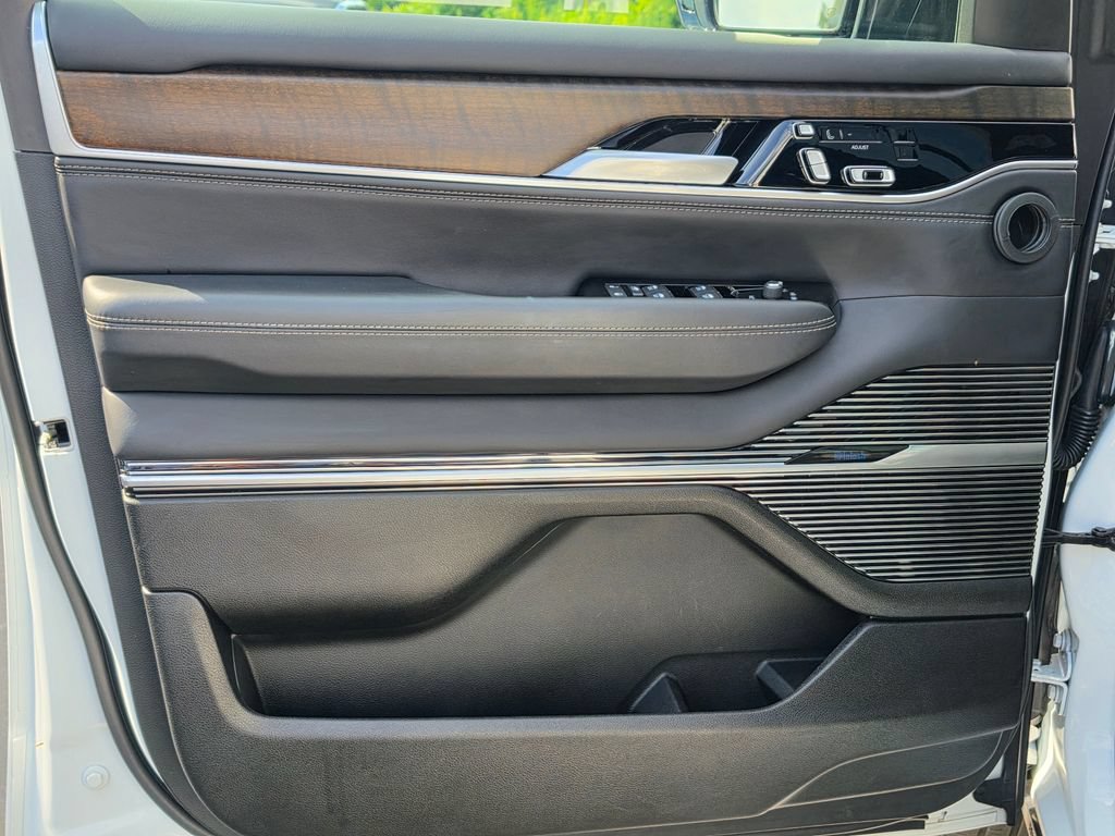 Used 2025 Jeep Grand Wagoneer 4WD w/ 8-Passenger Seating Package image 12