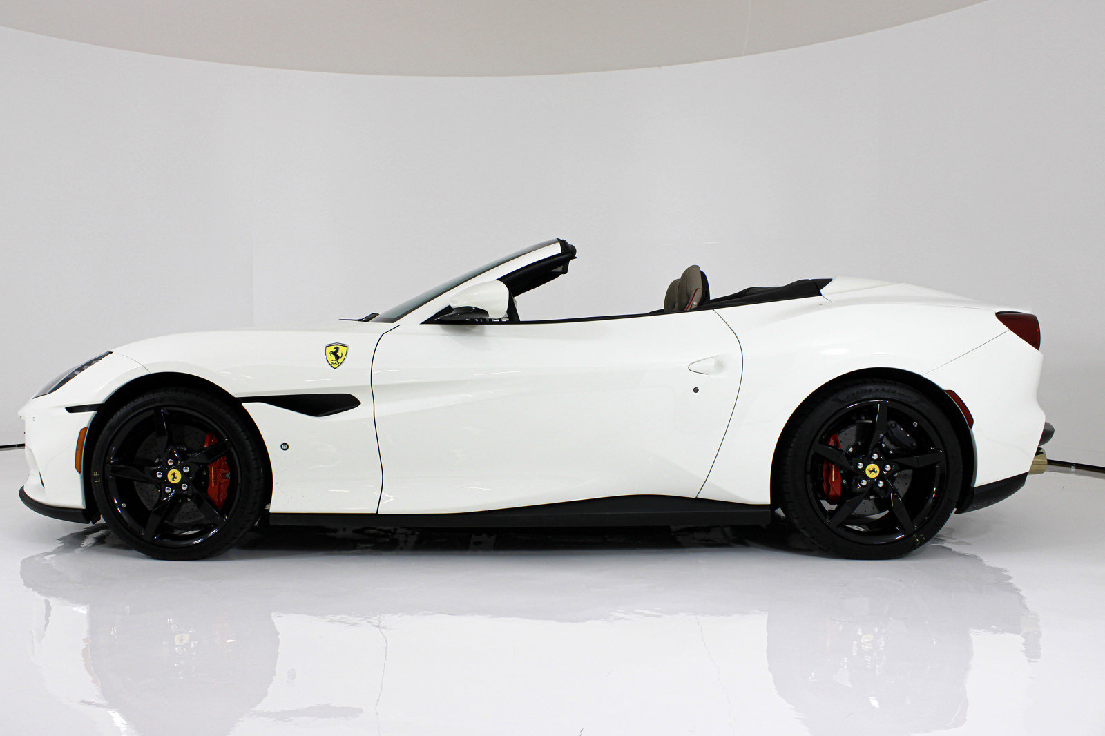 Used 2023 Ferrari Portofino M RWD image 2