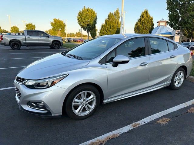 Used 2018 Chevrolet Cruze LT w/ Sun And Sound Package FWD image 4