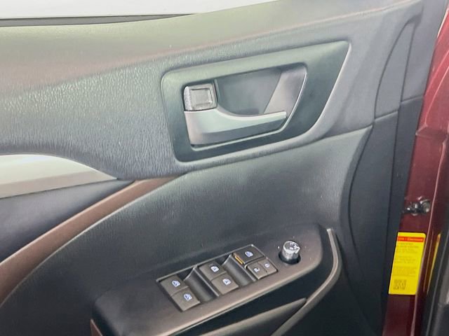 Used 2019 Toyota Highlander XLE AWD/4WD image 16