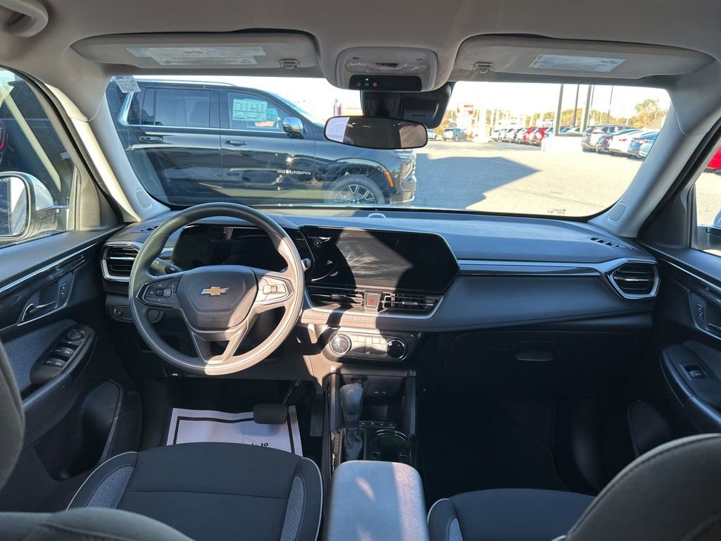 Used 2024 Chevrolet TrailBlazer LT image 2