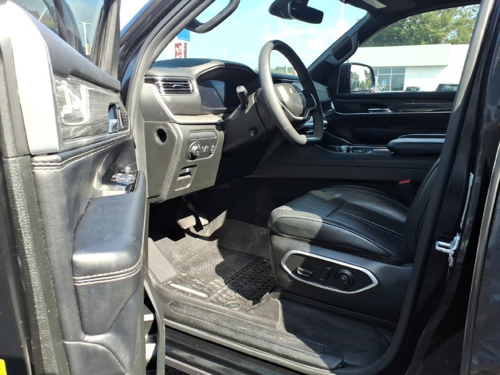 Used 2022 Jeep Wagoneer Series III w/ Premium Group I AWD/4WD image 9