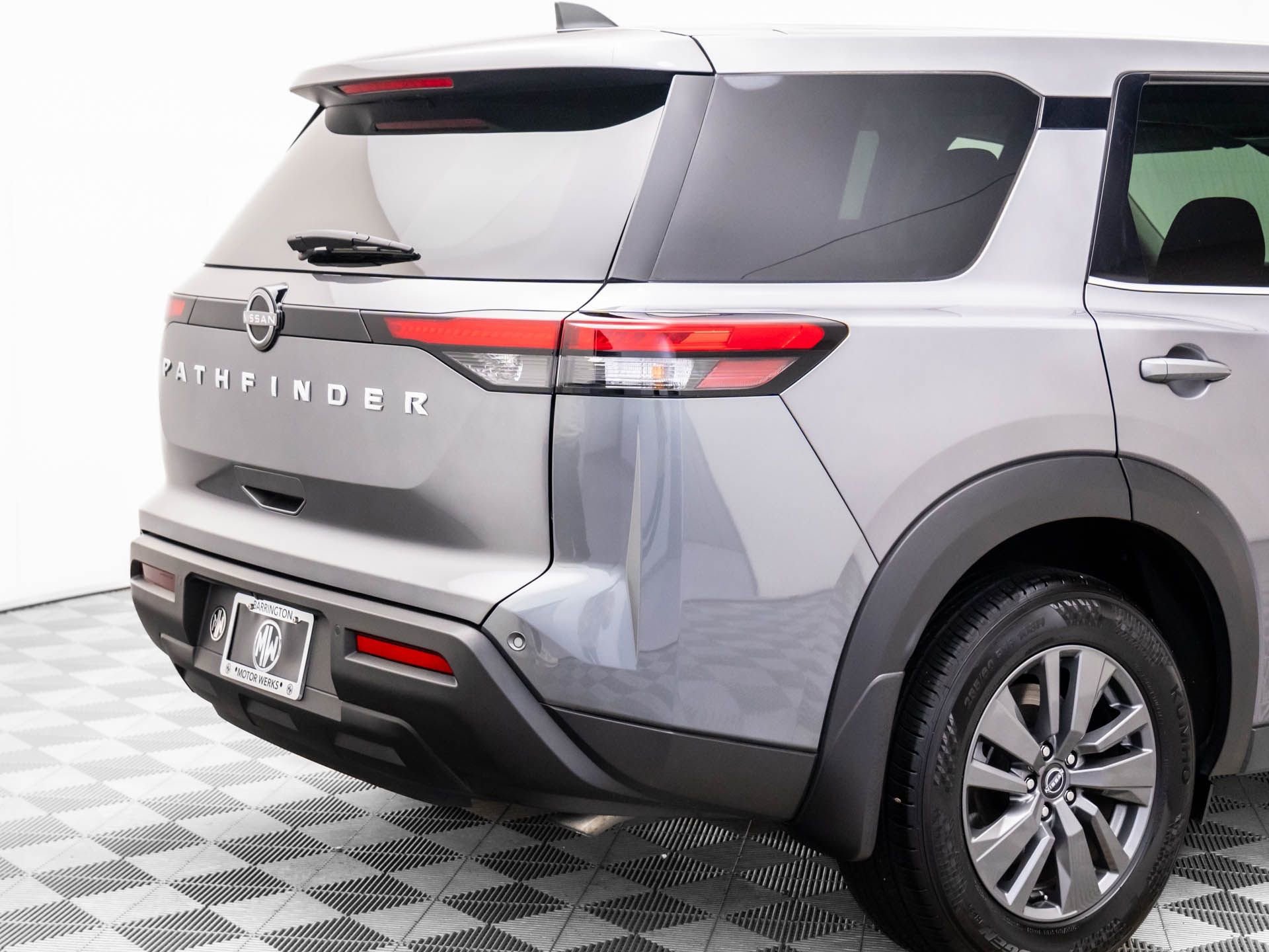 Used 2024 Nissan Pathfinder S image 31