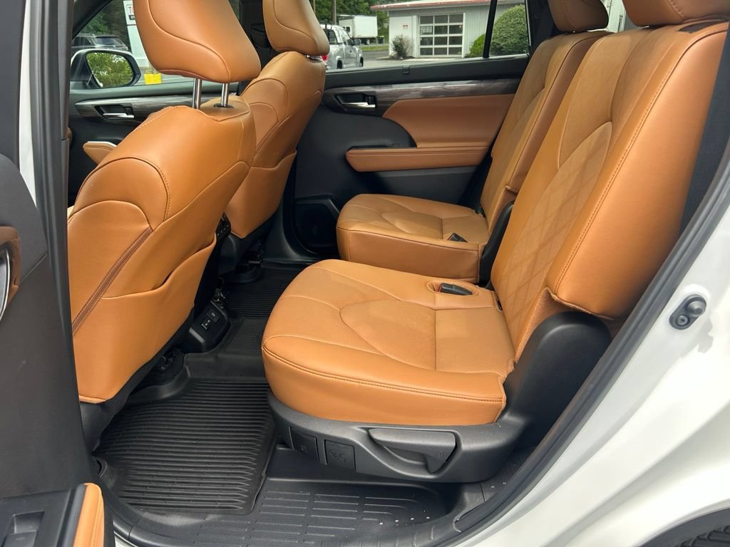 Certified 2024 Toyota Highlander Platinum AWD/4WD image 27