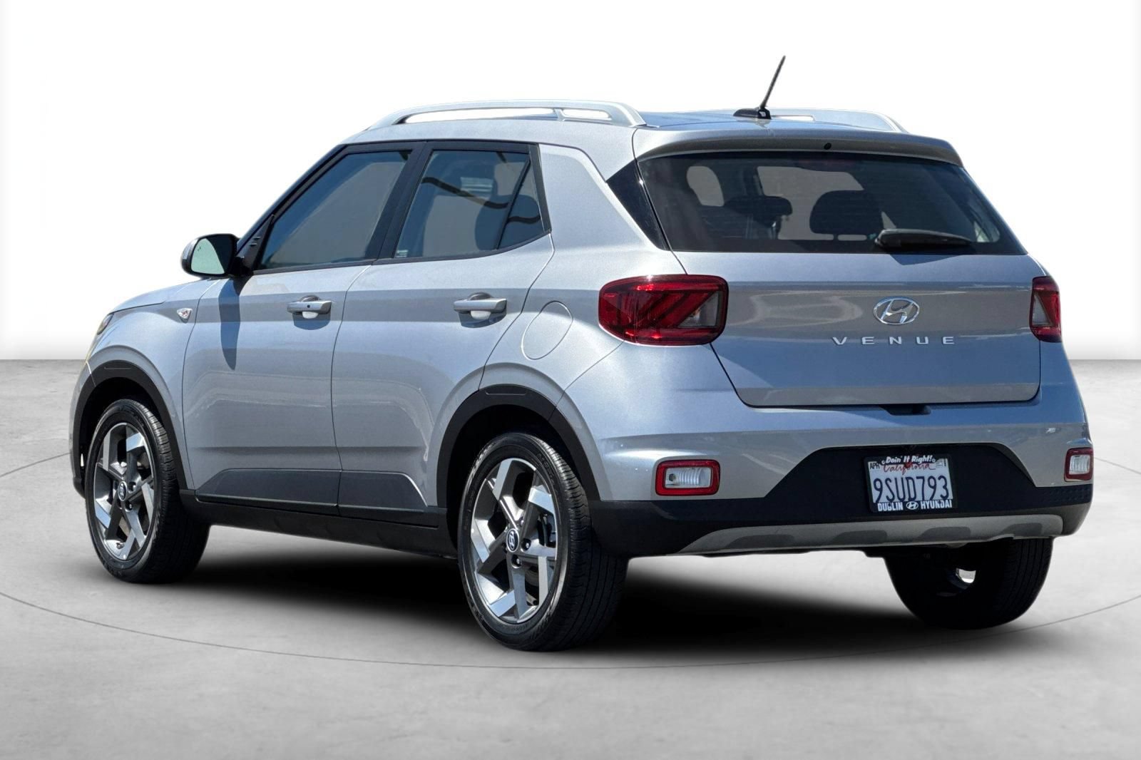 Used 2025 Hyundai Venue SEL FWD image 4