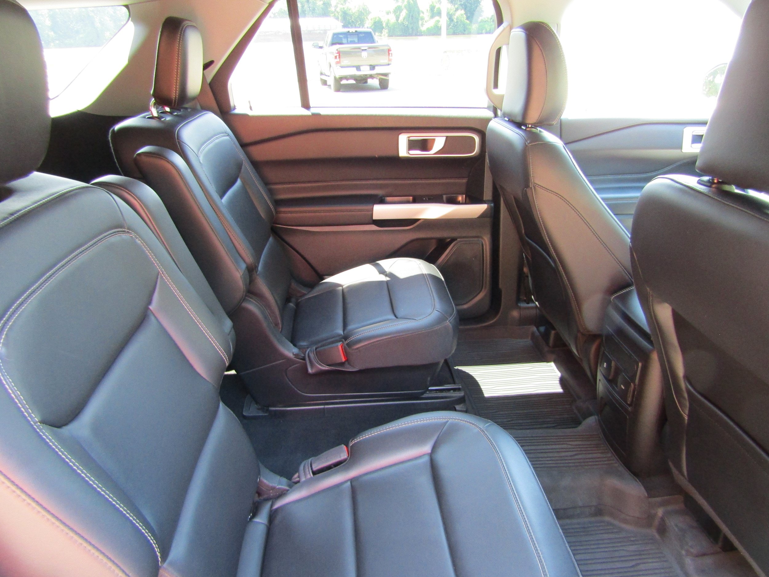 Used 2024 Ford Explorer XLT w/ Equipment Group 202A AWD/4WD image 18
