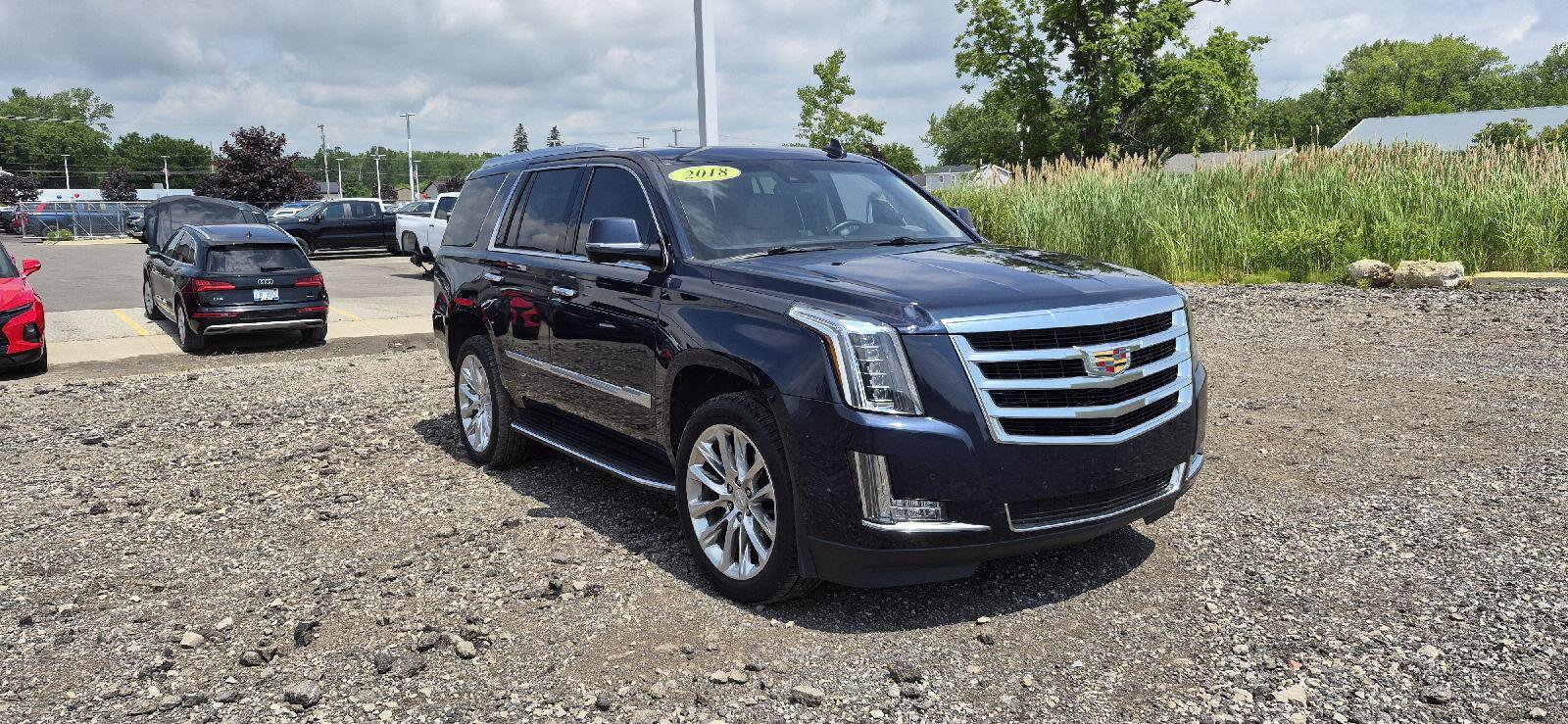Used 2018 Cadillac Escalade Luxury AWD/4WD image 2