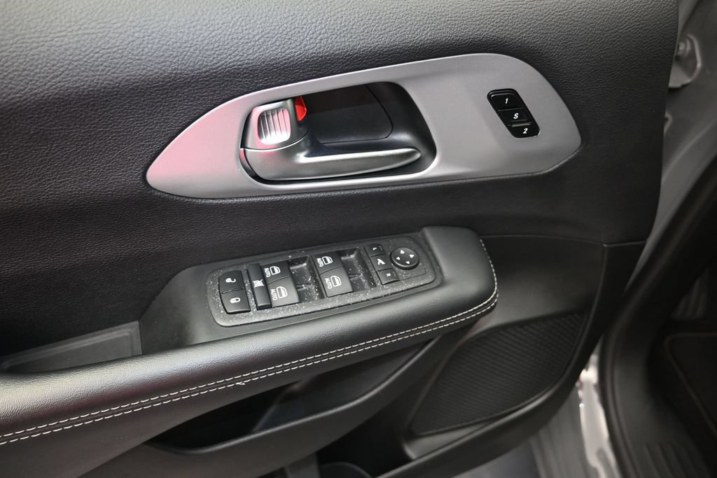 Used 2025 Chrysler Pacifica Limited FWD image 11